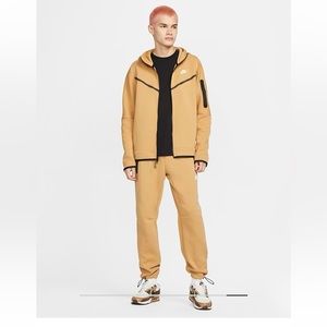 Nike Sportswear Tech Fleece Sweatsuit. Pants and Hoodie. NWT. XL